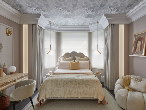 Kamar dengan langit-langit dengan motif ornamen artistik